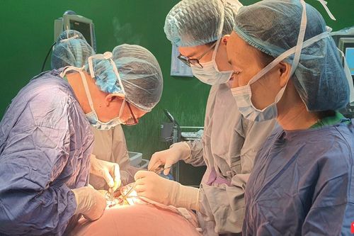 Phẫu thuật loại bỏ khối u rất lớn cho cụ bà gần 90 tuổi từng 3 lần tai biến