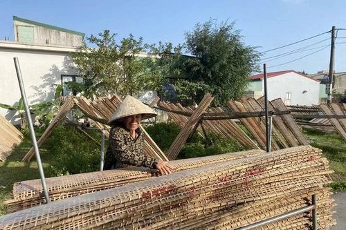 Làng nghề bánh đa nem tất bật vào vụ Tết