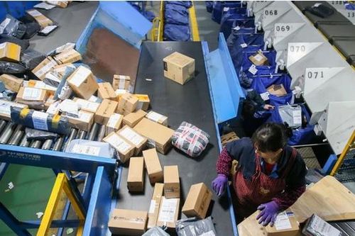 Nhiều shop kinh doanh gặp khó vì tắc khâu giao hàng