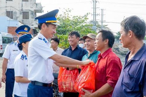 Cảnh sát biển gói bánh chưng, tặng quà Tết cho ngư dân nghèo