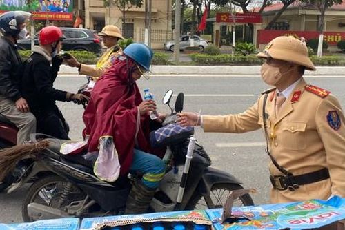 Cảnh sát giao thông Hà Nội 'xuyên đêm, xuyên Tết' tiếp sức người dân về quê ăn Tết