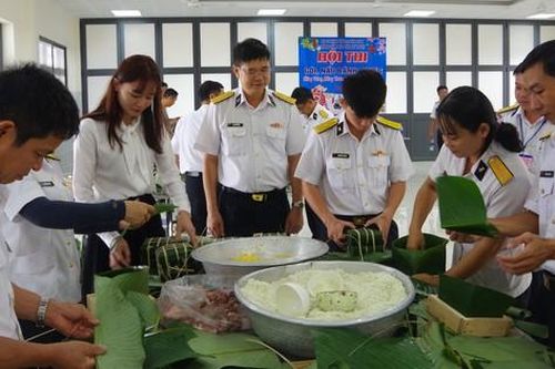Bộ đội hải quân, kiểm ngư thi gói bánh chưng khi đón Tết xa nhà