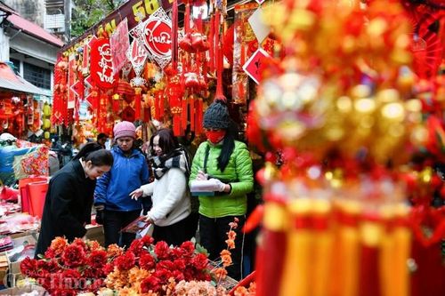 Phố Hàng Mã rực sắc đỏ ngày cuối năm, người dân tất bật sắm Tết