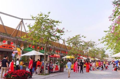 Phố đi bộ Pont de Long Bien hút khách du xuân