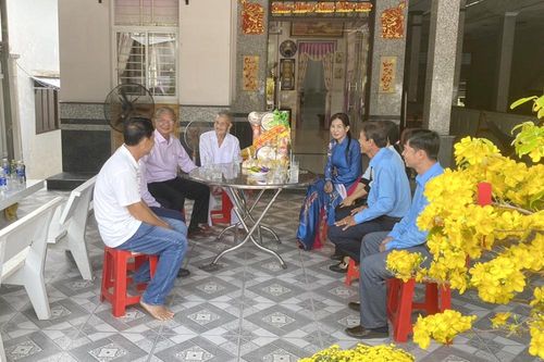 Bí thư Huyện ủy Tri Tôn chúc Tết người cao tuổi nhất huyện