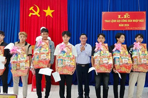 Trao lệnh gọi công dân nhập ngũ năm 2024 tại thị trấn Cái Dầu và xã Bình Long
