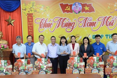 Thường trực Huyện ủy Châu Phú chúc Tết khối Đảng, MTTQ, các tổ chức chính trị- xã hội của huyện