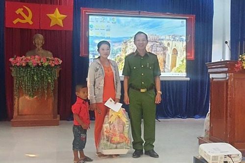 Công an huyện Tri Tôn tặng quà Tết cho con của can phạm nhân có hoàn cảnh khó khăn