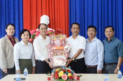 Chủ tịch UBND huyện Châu Phú Nguyễn Phước Nên chúc Tết các cơ quan, đơn vị