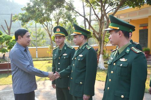 Bí thư Tỉnh ủy Trần Quốc Cường thăm, chúc Tết Đồn Biên phòng Thanh Luông