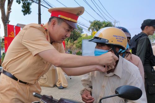 Tất bật giúp người đi xe máy về quê an toàn trên các quốc lộ dịp cận Tết