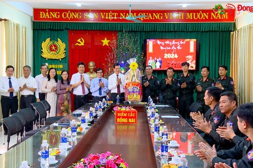 Cảnh sát cơ động luôn trực gác để người dân đón Tết an vui