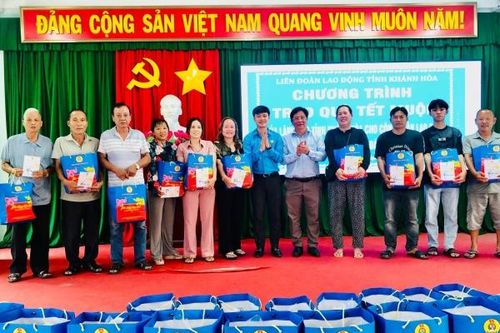 Ông Hồ Văn Mừng thăm, tặng quà Tết tại huyện Vạn Ninh