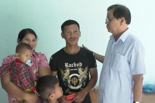 Chủ tịch UBND tỉnh Nguyễn Tấn Tuân kiểm tra đột xuất việc chăm lo Tết cho người nghèo