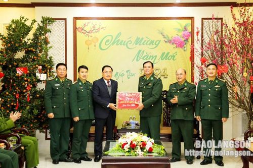 Đồng chí Chủ tịch UBND tỉnh thăm, kiểm tra công tác trực, phục vụ tết tại một số đơn vị lực lượng vũ trang
