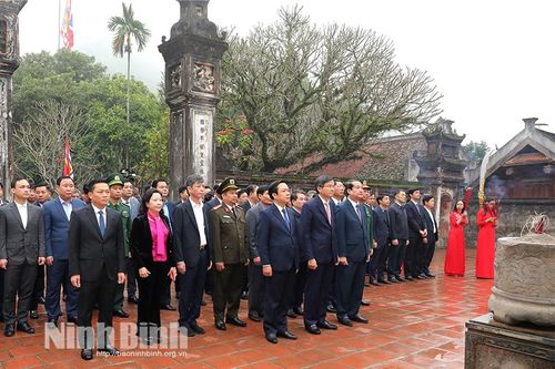 Đoàn đại biểu lãnh đạo tỉnh dâng hương nhân dịp Tết Nguyên đán Giáp Thìn 2024