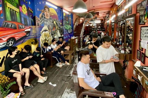 Cận Tết, khuyến khích khách hàng đặt lịch trước khi làm tóc