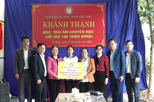 Trao tặng trên 1 tỉ đồng quà Tết cho học sinh có hoàn cảnh khó khăn