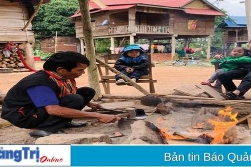 Người Pa Kô giữ lửa nghề rèn
