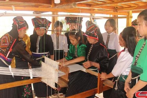 Học và làm theo Bác bằng những việc làm cụ thể