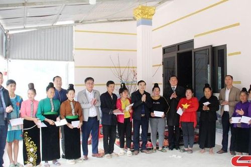 Lãnh đạo huyện Mường La thăm, tặng quà tết cho nhân dân
