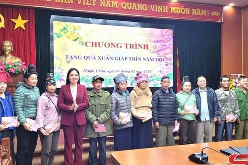 Ủy ban MTTQ Việt Nam tỉnh thăm, tặng quà nhân dịp Tết Nguyên đán Giáp Thìn năm 2024