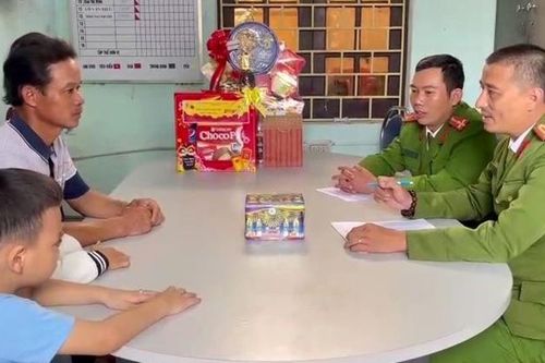 Người dân tự nguyện đến công an giao nộp pháo nổ