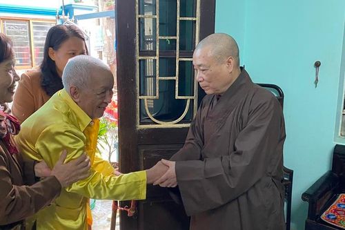 Hà Nội: Hòa thượng Thích Bảo Nghiêm trao quà tới thân nhân gia đình liệt sĩ