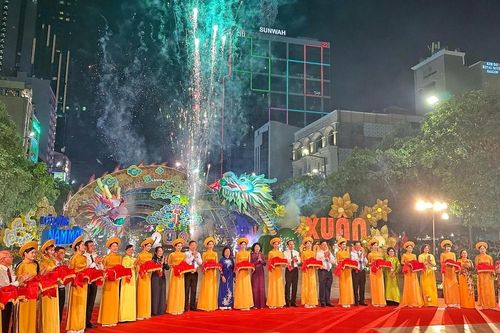 Chính thức khai mạc đường hoa Nguyễn Huệ Tết Giáp Thìn 2024