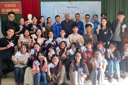 Sinh viên báo chí gom yêu thương trong những phần quà gửi lên vùng cao