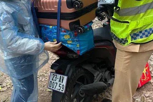 Vĩnh Phúc: Cảnh sát giao thông Bình Xuyên tiếp sức người dân về quê đón Tết Giáp Thìn (2024)