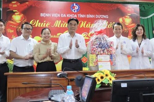 Bình Dương: Thăm, chúc tết cán bộ, nhân viên y tế và bệnh nhân