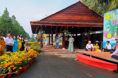 Hậu Giang, Cần Thơ: Khai mạc đường hoa xuân mừng năm mới Giáp Thìn