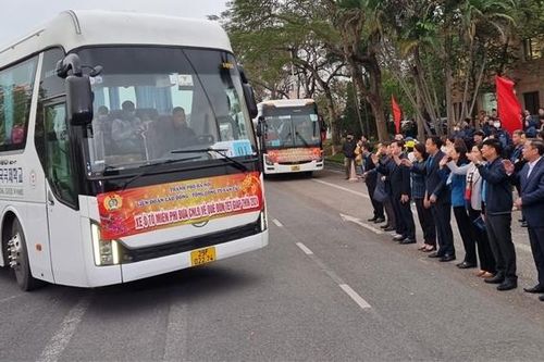 Hạnh phúc, an toàn, không chen chúc khi về quê ăn Tết
