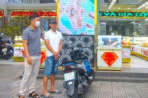 Tra tay vào còng sau khi 'mang tiền về cho vợ'
