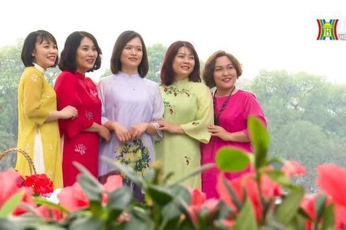 Sắc xuân quanh hồ Hoàn Kiếm