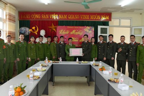 Giám đốc Công an tỉnh thăm, tặng quà các đơn vị công an trên địa bàn Thành phố