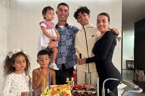 Chiều cao ấn tượng của con trai Ronaldo 13 tuổi khiến dân mạng ngỡ ngàng