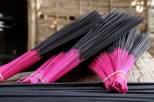 Cận cảnh quy trình làm hương trám đen làng Chóa