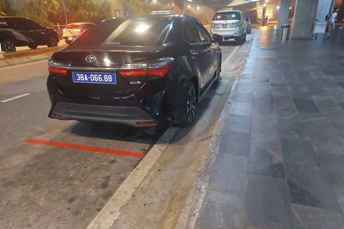Xôn xao xe biển xanh bật đèn ưu tiên, còi hơi đón người thân ở sân bay
