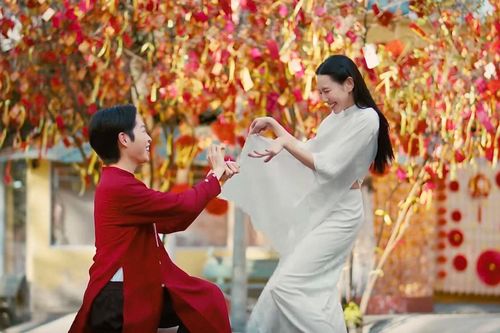 Đức Phúc cầu hôn Hoa hậu Thùy Tiên trong MV mới