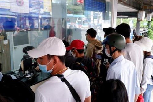 TP Hồ Chí Minh: Bến xe đông nghẹt, sân bay 'giảm nhiệt' trong ngày 28 Tết