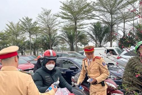 Cảnh sát giao thông hỗ trợ người dân về quê ăn Tết