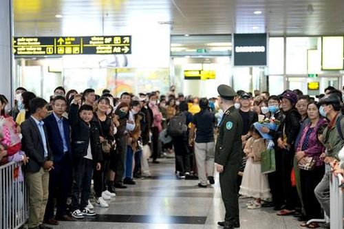 Bến xe, nhà ga, sân bay Thủ đô đông nghịt người