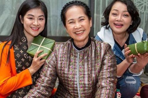 NSND Lan Hương gói bánh chưng cho nghệ sĩ Trà My
