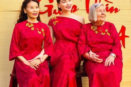 Mẹ chồng Hồ Ngọc Hà diện áo dài đón Tết bên con dâu và thông gia
