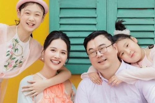 Hoa hậu Hương Giang khoe ảnh chồng con, nhan sắc 2 'công chúa' gây chú ý