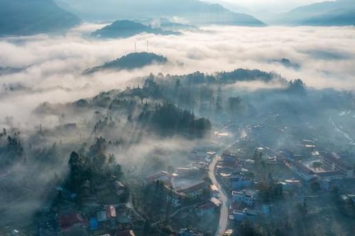Huyền ảo thị trấn ẩn hiện trong mây giữa núi rừng Tây Bắc