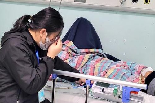 Rơi nước mắt khi bác sĩ thông báo 'con không được về nhà ăn Tết'