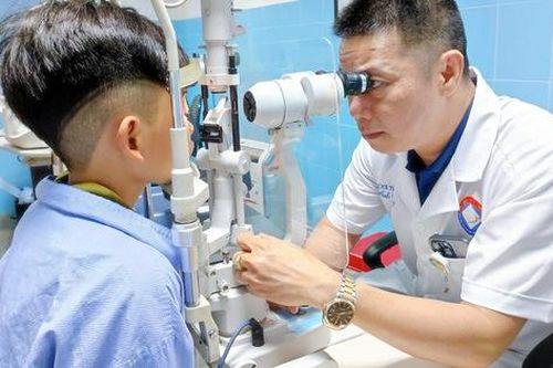 Chế pháo nổ bằng diêm, bé trai 13 tuổi suýt mù mắt